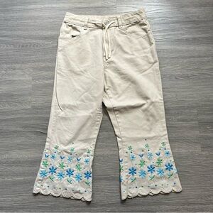GAP Cream Embroidered Floral Scallop Hem Capris